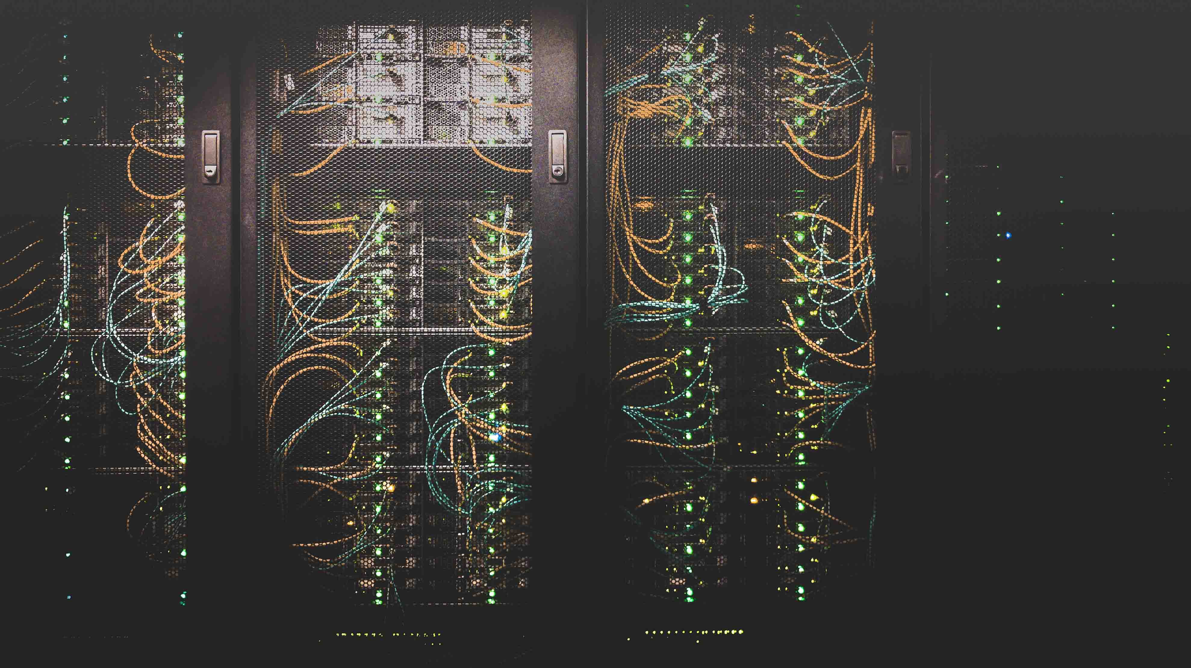 Leuchtende Server-Lichter in einem Rechenzentrum